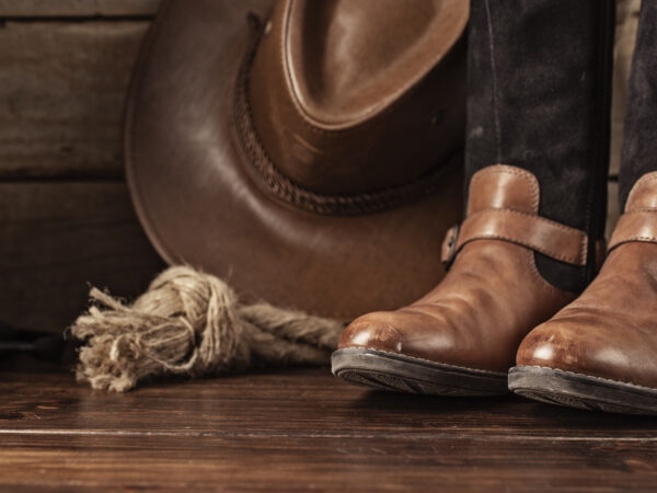Botina marrom, café ou preta: qual cor combina mais com seu guarda-roupa?